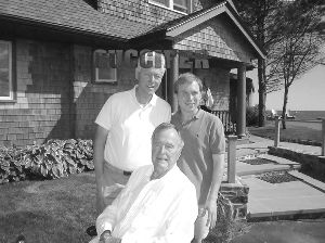 被泄露的私密照:克林頓與老布什合影 被泄露的私密照:克林頓與老布什合影