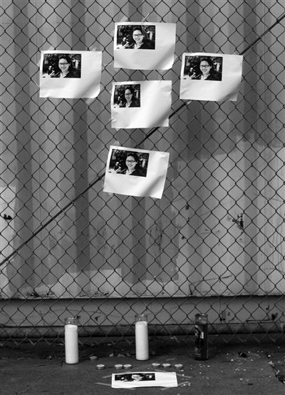 21日，美國洛杉磯，華裔女孩藍(lán)可兒遇害案件曝光后，一些人在塞西爾酒店附近擺放藍(lán)可兒的照片和蠟燭，紀(jì)念藍(lán)可兒。