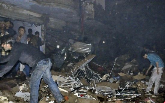 3月3日，在巴基斯坦南部城市卡拉奇，救援人員在爆炸現(xiàn)場(chǎng)工作。