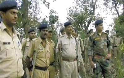 電視畫面顯示，大量警察在案發(fā)地搜查疑犯。