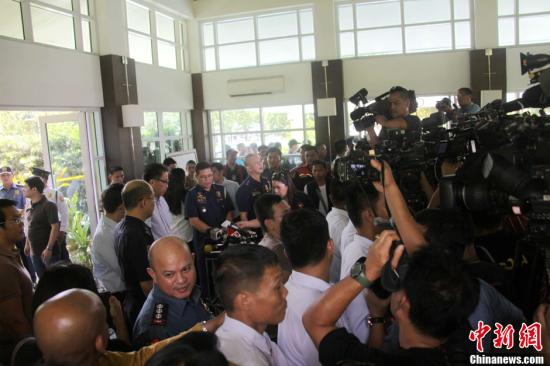 　　6月1日，菲律賓內(nèi)政部長羅哈斯在菲國家警察部隊司令普里斯馬等人陪同下召開記者會，介紹環(huán)球城公寓樓