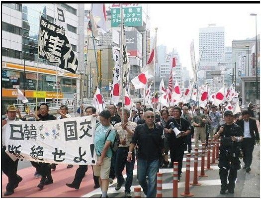 日極右勢力東京街頭反韓 舉反韓標(biāo)語放日本軍歌 日極右勢力東京街頭反韓 舉反韓標(biāo)語放日本軍歌