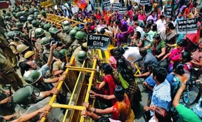 印度民眾抗議頻發(fā)的強奸事件(資料圖) 印度民眾抗議頻發(fā)的強奸事件(資料圖)