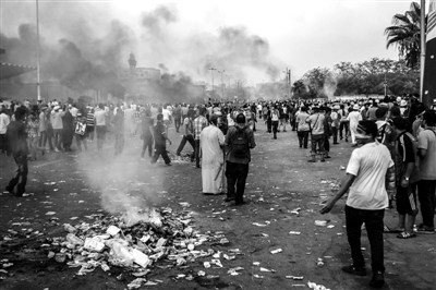 7月27日，在埃及首都開(kāi)羅，穆?tīng)栁髦С终咄辣┚彀l(fā)生沖突。新華社發(fā)