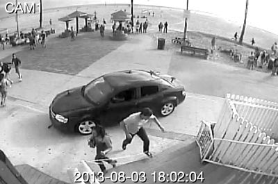 監(jiān)控錄像截屏圖：3日，美國洛杉磯市，一輛汽車沖進(jìn)威尼斯海灘棧道上的人群。圖/東方IC