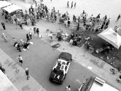 3日，美國洛杉磯，威尼斯海灘上血跡斑斑，警方正在調(diào)查。圖/東方IC