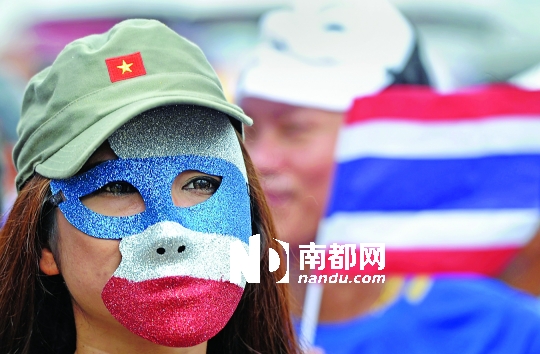 4日，一名泰國反政府人士頭戴面具在首都曼谷參加集會(huì)。