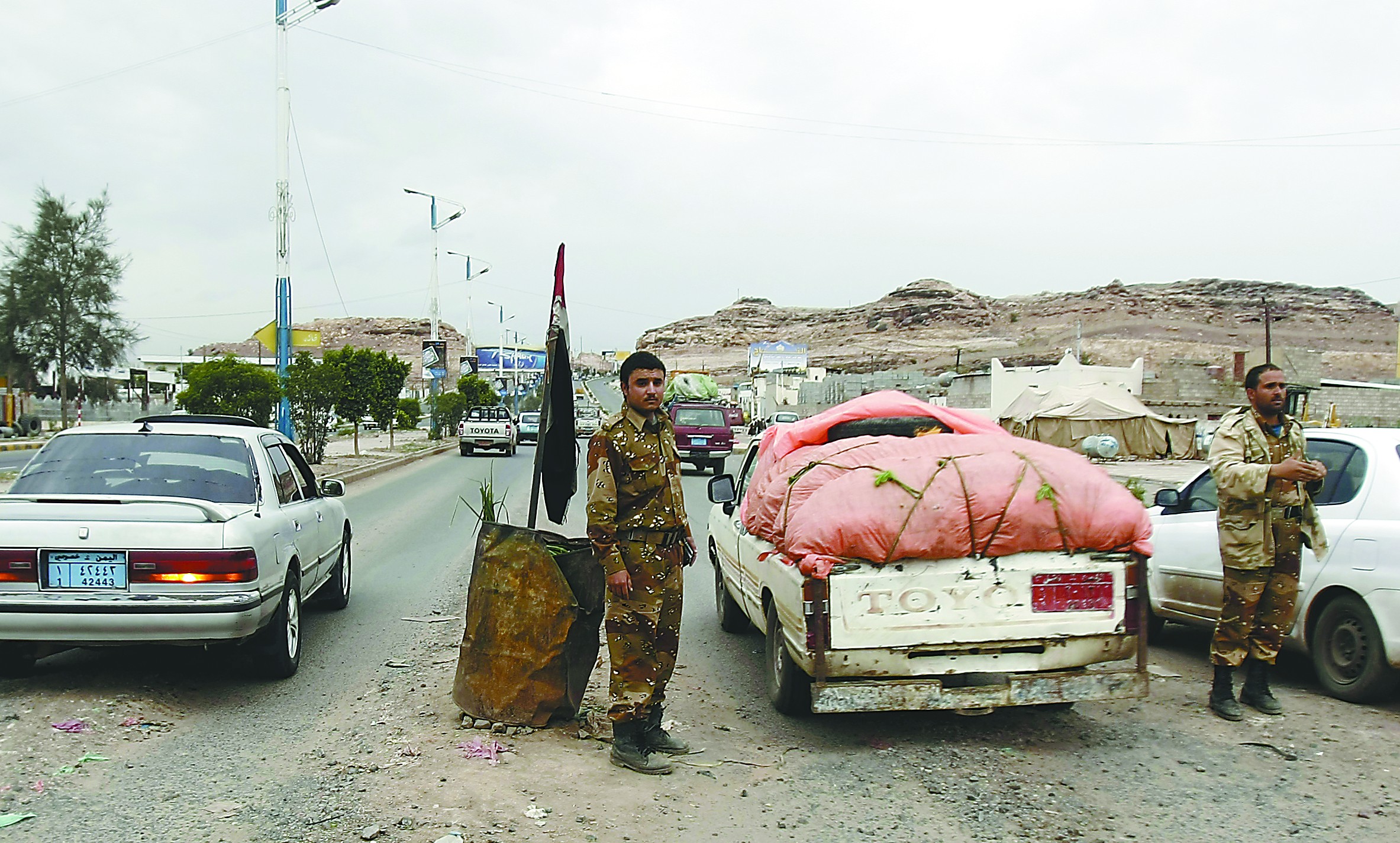 當?shù)貢r間4日，在也門首都薩那，安全人員在通往美國大使館的路上設(shè)置檢查站檢查過往車輛。