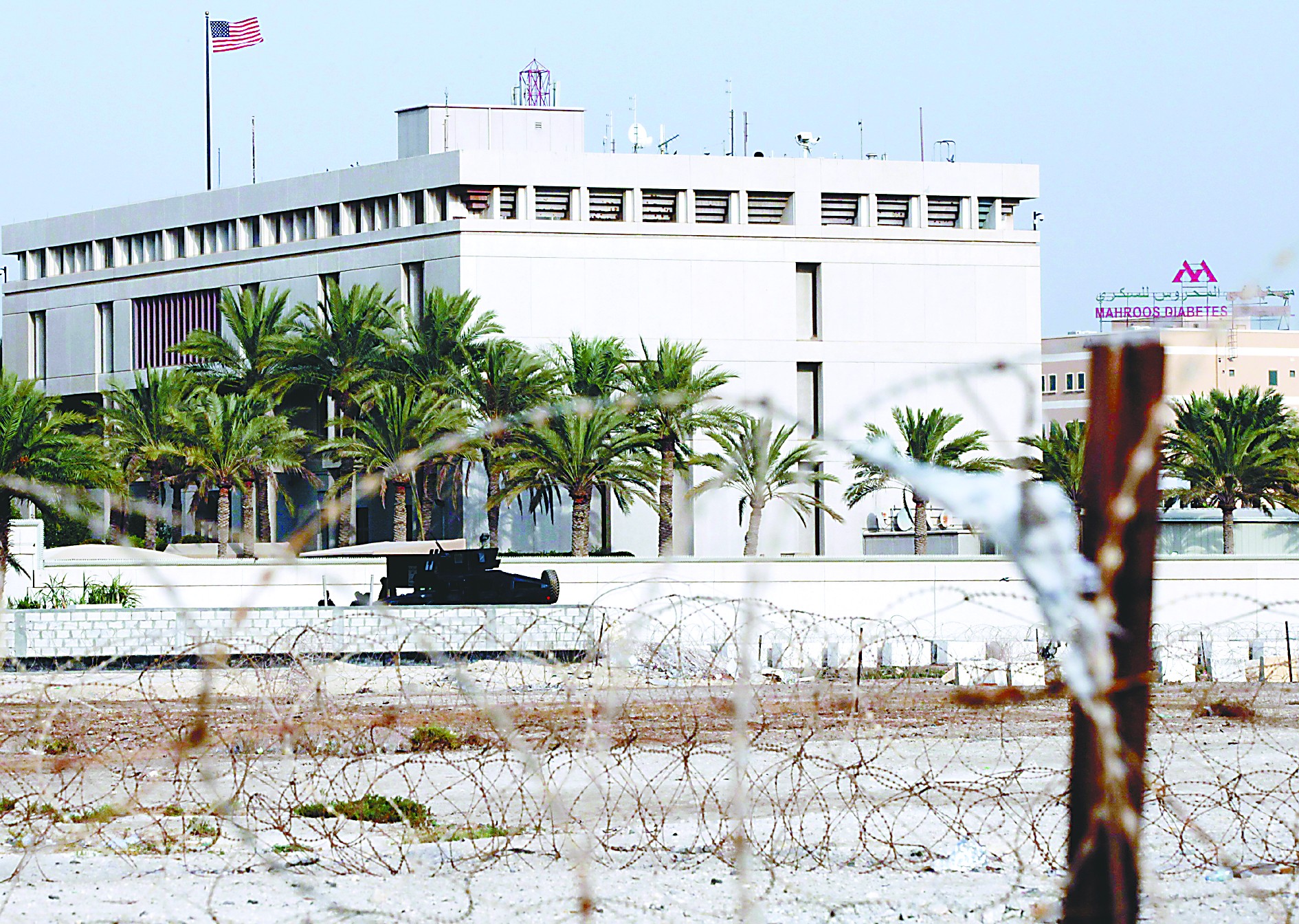 當?shù)貢r間4日，在也門首都薩那，安全人員在通往美國大使館的路上設(shè)置檢查站檢查過往車輛。