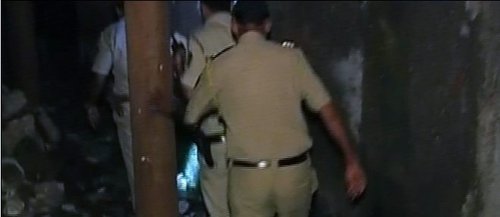 警方在犯罪現(xiàn)場進(jìn)行調(diào)查