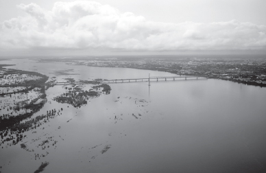 據(jù)目前估計(jì)，俄遠(yuǎn)東地區(qū)因洪災(zāi)造成的損失超過(guò)100億盧布。