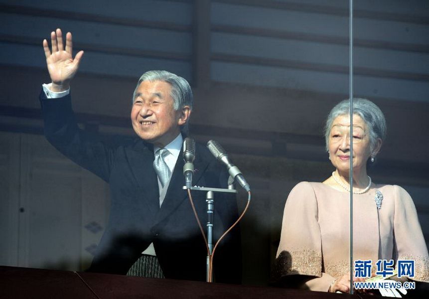 當(dāng)?shù)貢r(shí)間12月23日，在位于日本東京的皇宮，日本明仁天皇向民眾致意。