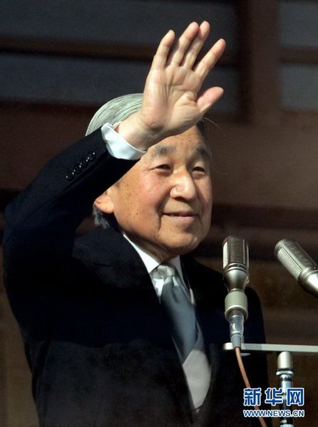 當(dāng)?shù)貢r(shí)間12月23日，在位于日本東京的皇宮，日本明仁天皇向民眾致意。