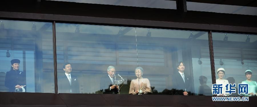 當(dāng)?shù)貢r(shí)間12月23日，在位于日本東京的皇宮，日本明仁天皇在皇族的陪同下發(fā)表生日感言。