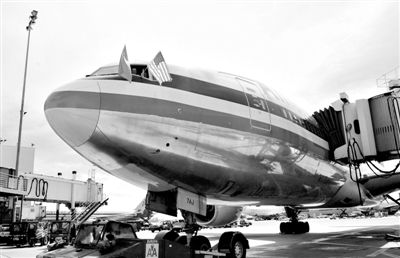 2011年4月5日，美國(guó)航空公司為洛杉磯至上海首條直飛航線的開(kāi)通舉行剪彩儀式。目前，美國(guó)航空、美國(guó)聯(lián)合航空和達(dá)美航空已經(jīng)向中國(guó)提交了飛行計(jì)劃。