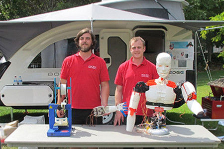 皮尤和尼克爾斯基與他們的3D機器人。 皮尤和尼克爾斯基與他們的3D機器人。