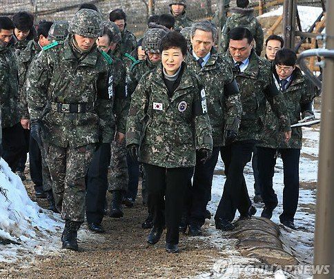 樸槿惠就任后首視察部隊(duì)稱堅(jiān)決應(yīng)對(duì)朝“挑釁” 樸槿惠就任后首視察部隊(duì)稱堅(jiān)決應(yīng)對(duì)朝“挑釁”