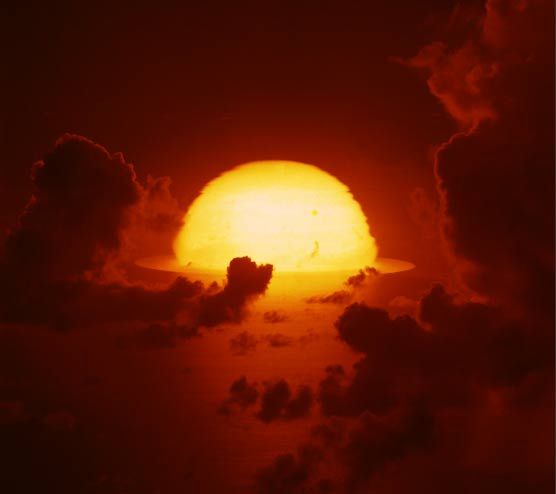 1961年，南太平洋上空，氫彈爆炸后的大火球開始擴散。