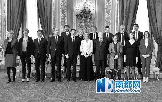 2月22日，在意大利羅馬總統(tǒng)府，新任總理馬泰奧·倫齊(前左五)與總統(tǒng)納波利塔諾(前右四)及新內(nèi)閣成員