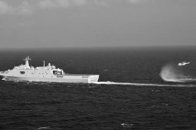 11日，抵達(dá)馬航飛機(jī)失聯(lián)海區(qū)的海軍井岡山艦與艦載直升機(jī)協(xié)同展開(kāi)立體搜救行動(dòng)。新華社發(fā)