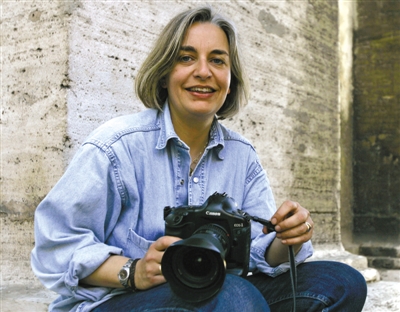 4日，安雅·尼德林豪斯在報(bào)道阿富汗大選期間被槍殺。