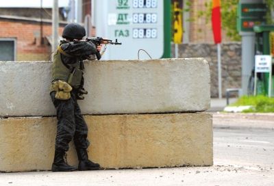 　5日，在烏東部城市斯拉維揚(yáng)斯克附近，一名烏克蘭士兵守衛(wèi)一處檢查站。