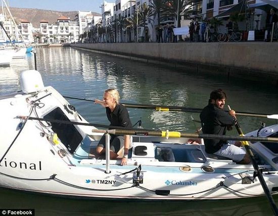 男女主角與他們的“小伙伴”，名叫“馬迪巴精神”的皮劃艇。