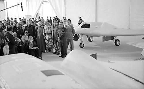 　哈梅內(nèi)伊（中）11日參觀伊朗版RQ-170無人機(jī)。