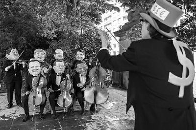 4日在布魯塞爾，非政府組織『樂施會』成員戴著七國首腦面具演奏名曲《錢錢》，批評七國政策導(dǎo)致全球貧富差