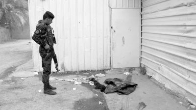 7月13日，伊拉克巴格達，警察在發(fā)生槍殺案的現(xiàn)場勘察。