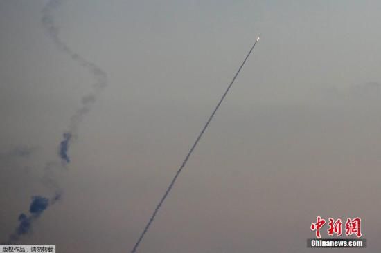 當(dāng)?shù)貢r(shí)間2014年7月13日，以色列斯德洛特，從加沙地帶飛往以色列境內(nèi)的導(dǎo)彈劃破夜空。