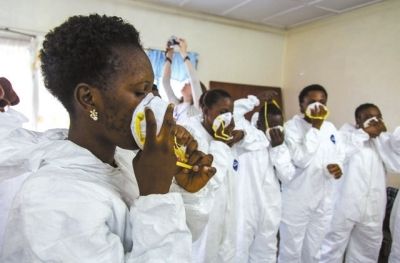9月18日，塞拉利昂護士接受使用埃博拉防護裝備培訓。新華社發(fā)