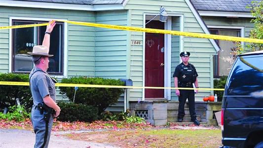 8日，紐約州當?shù)鼐旆怄i案發(fā)現(xiàn)場。