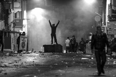 　10月8日，在土耳其伊斯坦布爾，同情難民遭遇的庫爾德人進(jìn)行游行示威，指責(zé)政府應(yīng)對“伊斯蘭國”武裝不