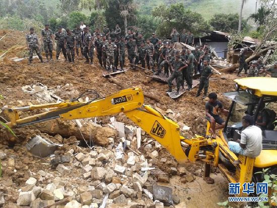 　10月29日，斯里蘭卡救援部隊抵達(dá)山體滑坡災(zāi)區(qū)展開救援。