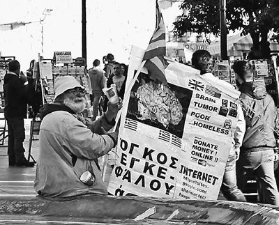 自債務(wù)危機(jī)爆發(fā)以來(lái)，希臘承諾實(shí)施以減薪、增稅、裁員和私有化為主要內(nèi)容的緊縮和改革政策。一系列的緊縮措施使民眾生活受到嚴(yán)重影響，約1/4的家庭陷入貧困。圖為今年1月希臘大選期間，在雅典市中心國(guó)會(huì)大廈前廣場(chǎng)乞討的老人。