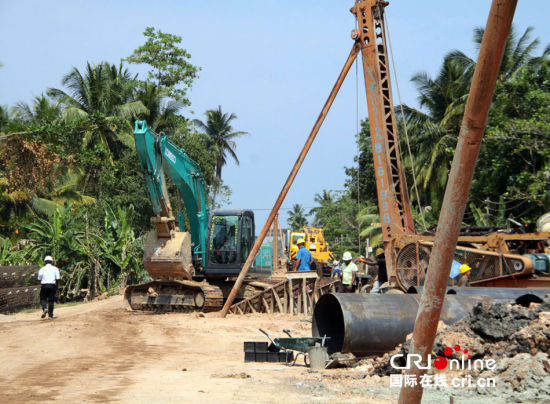 　斯里蘭卡南部鐵路項目施工現(xiàn)場。一臺打樁機正在進行鐵路橋橋墩作業(yè)。(攝影：孫洋)