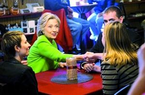 在宣傳片中，希拉里熱情地與三名“普通美國人”交談。