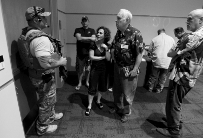 　5月3日，警察在案發(fā)后暫時阻止與會者離開展覽。