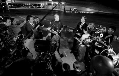 警方發(fā)言人接受記者采訪。