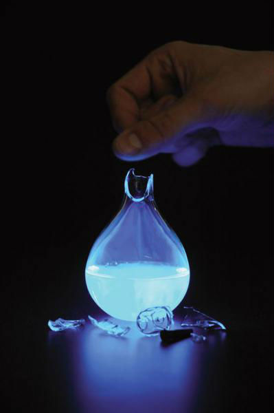 荷蘭藝術(shù)家發(fā)明人血燃料燈，一滴血照亮整間房。圖片來(lái)源：新加坡《聯(lián)合早報(bào)》網(wǎng)站