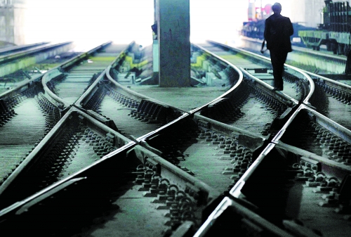 ▲鄭州地鐵1號線醫(yī)學院站，地下18米縱橫交錯的鐵軌伸向遠方。