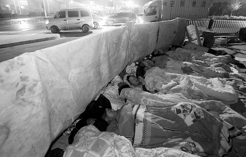 在寒冷的冬夜，為了能省點(diǎn)錢(qián)，方便接活，民工們?nèi)运跇蛳隆? complete=