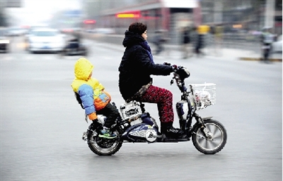 昨日下午，隴海西路桐柏路口，紅燈亮起的瞬間一輛電動(dòng)車(chē)闖過(guò)路口。