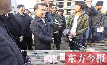 農(nóng)民工討薪未果 省高院院長(zhǎng)跑到工地發(fā)欠薪 農(nóng)民工討薪未果 省高院院長(zhǎng)跑到工地發(fā)欠薪