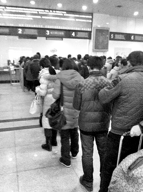 春運(yùn)第三日退票的隊(duì)伍比買票隊(duì)伍長(zhǎng) 春運(yùn)第三日退票的隊(duì)伍比買票隊(duì)伍長(zhǎng)