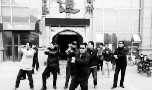 一度成為熱點的“騎馬舞討薪”視頻截圖 一度成為熱點的“騎馬舞討薪”視頻截圖