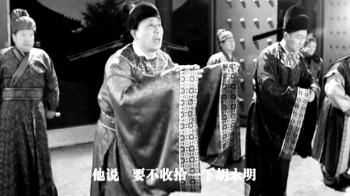 微電影中,“權(quán)貴人士”對“胡永明”多加陷害 視頻截圖 微電影中,“權(quán)貴人士”對“胡永明”多加陷害 視頻截圖