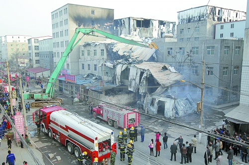 風助火勢，6座相鄰的居民樓加建的板房樓陸續(xù)被大火引燃。