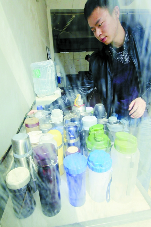 怕堵在路上，公交司機(jī)不敢喝水，把杯子放在了調(diào)度室